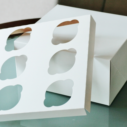 BIAŁE PUDEŁKO NA 6 BABECZEK Z WKŁADEM